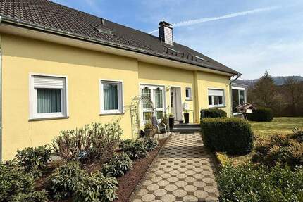 Exklusives Wohnerlebnis in ruhiger Ortsrandlage – Großzügiges Ein- bis Zweifamilienhaus mit parkähnlichem Grundstück in Irrhausen