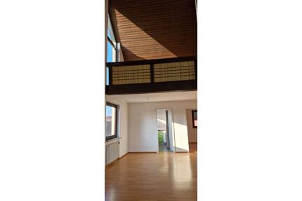 Helle 3-Zimmer Wohnung mit Balkon zuzüglich Galerie - Ludwigsburg Eglosheim