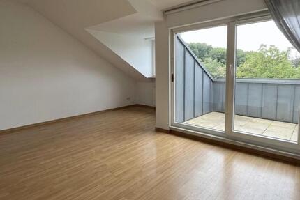 Schöne Dachgeschoßwohnung mit Balkon und Küche - Mönchengladbach West