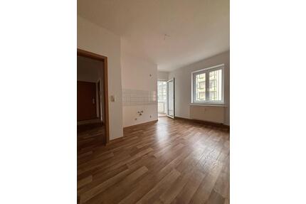 Attraktive Erdgeschosswohnung mit großem Balkon und Loggia in ruhiger Lage - Döbeln