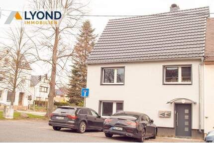 Modernisiertes Einfamilienhaus mit Einliegerwohnung, Terrasse, Balkon und Garage - Mittweida