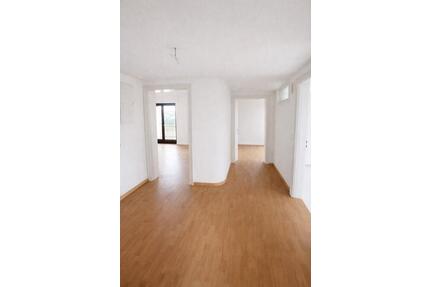 Schöne Drei Zimmer Wohnung mit großem Balkon zu vermieten - Völklingen