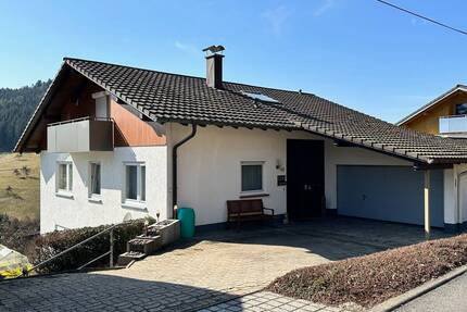 Viel Raum für Ihre Wohnträume - großzügiges Einfamilienhaus mit Weitblick, Gartenidylle und Potenzial - Dornhan Leinstetten