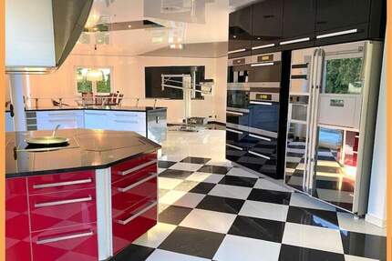 Stilvolles 241 qm Einfamilienhaus mit Luxusausstattung und großer 100 qm Garage für Autoenthusiasten - Schwabach