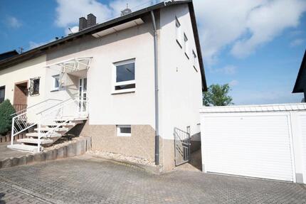 Modernisierte Doppelhaushälfte in Heusweiler-Hirtel mit Feldblick