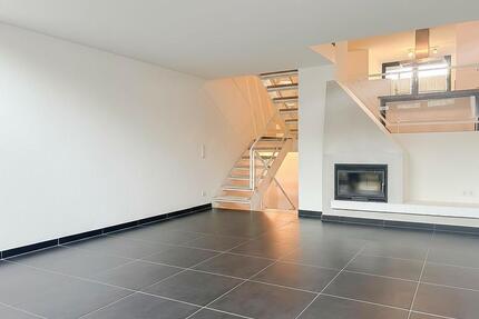 Wohnen im Split-Level-Stil mit besonderem Raumgefühl, Kamin und idyllischem Gartenteich - Meerbusch Necklenbroich