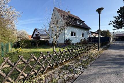 Charmante Eigentumswohnung im Einfamilienhaus-Stil mit schönem Garten und Garage in ruhiger Lage! - Rödental / Einberg