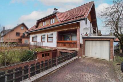 Gepflegtes 7-Zi.-Zuhause mit Garten, 2 Garagen und Carportstellplatz in Delligsen