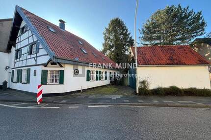 Denkmalgeschütztes Einfamilien-Fachwerkhaus mit großer Obstwiese in 41189 Mönchengladbach-Herrath