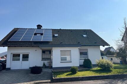 Familienhaus mit großem Garten, Pool & PV-Anlage | 5 Zimmer - Felsberg