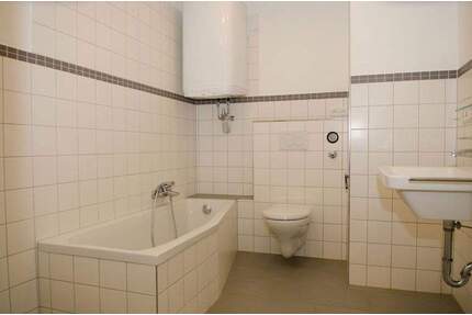 Schöne renovierte 2-Zi-Altbauwohnung und EBK in Bogen Zentrum