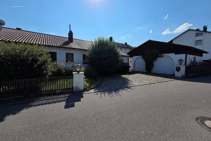 Gepflegtes 1-FH mit zwei Garagen in Mallersdorf-Pfaffenberg