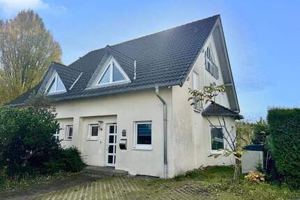 Stelzenberg: Gepflegte Doppelhaushälfte mit Einbauküche und schönem Garten