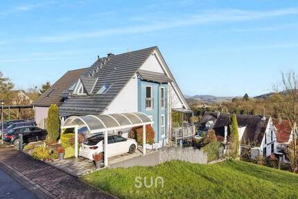 FAMILIENTRAUM MIT IDYLLISCHEM PANORAMA BLICK! Wunderschöne DHH mit Galerie in Mömbris-Rappach