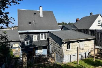 Wohnhaus mit Doppelgarage - 49.000,00&nbsp;EUR Kaufpreis, ca.&nbsp; 120,00&nbsp;m&sup2;&nbsp;Wohnfl&auml;che in Neuhaus am Rennweg (PLZ: 98724) Steinheid