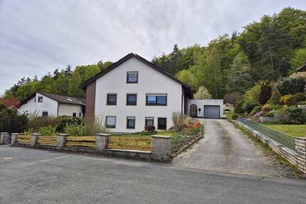 Großzügiges Familienglück zentral in Neukirchen mit großem Garten direkt am Waldrand