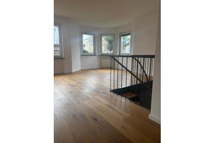 Stilvolle Erdgeschoss-Maisonette 4 Zimmer plus Studio mit herrlicher Terrasse - München Aubing-Lochhausen-Langwied