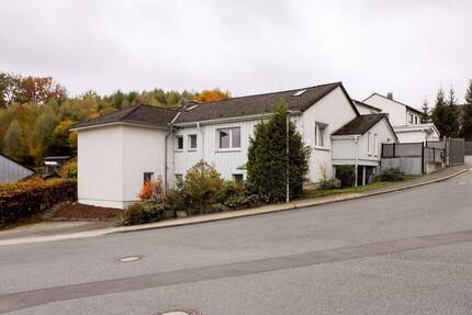 Attraktives Mehrfamilienhaus mit 3 Wohneinheiten, großem Grundstück & Garagen – vielseitig nutzbar in Lüdenscheid - Pöppelsheim