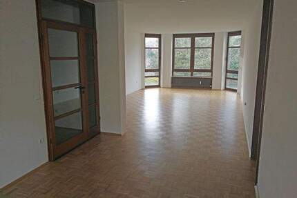 Sehr großzügig geschnittene, helle Wohnung mit Balkon - München Laim