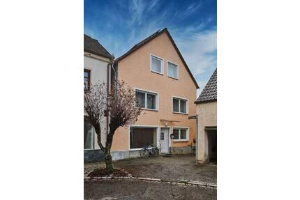 Projekt mit Zukunft: Renovierungsbedürftiges Wohnhaus mit ca. 222 m² Wohnfläche und Garten - Geiselhöring