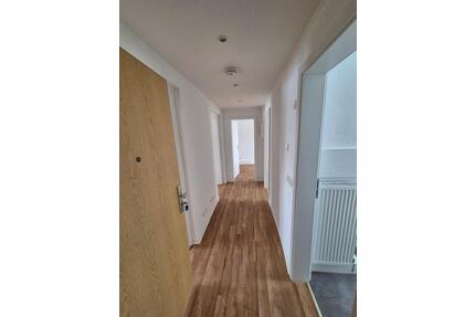 3 Raumwohnung, Balkon, Küche und Bad mit Fenster - Bitterfeld-Wolfen