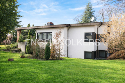 Imposantes Wohnhaus mit Charakter, großem Garten + Doppelgarage . ELW bzw. gewerbliche Nutzung im Sockelgeschoss möglich - Mössingen-Belsen