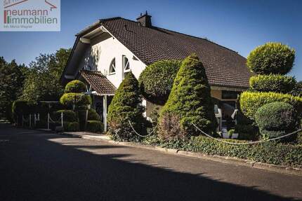 Stilvoll leben & entspannen - Moderne Doppelhaushälfte mit traumhaftem Ausblick - Roßbach
