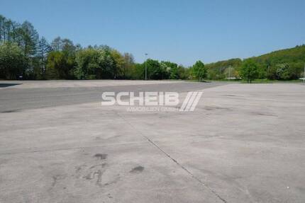 Freifläche, asphaltiert, direkt an der A6 - Wörnitz