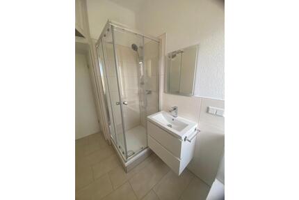 Sanierte 2 Raum-Wohnung mit Stellplatz (Bezugsfrei) - Böhlen