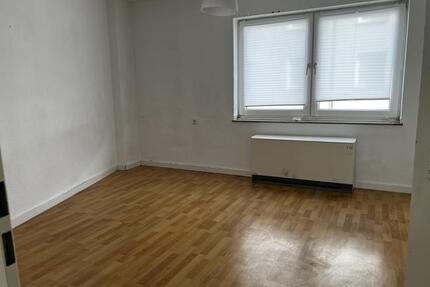 Zur Vermietung steht eine praktische und gut geschnittene 2-Zimmer-Wohnung in absolut zentraler Lage von Gelsenkirchen. Die Wohnung befindet sich im 1. Obergeschoss (rechts) eines gepflegten...