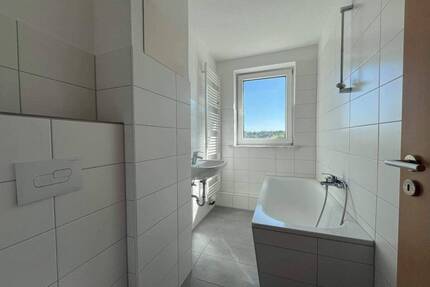 Lass die Sonne rein...helle, moderne 2-Zimmer-Wohnung, einzugsfertig nach Renovierung, Einbauküche gegen Aufpreis möglich - Zwickau Pölbitz