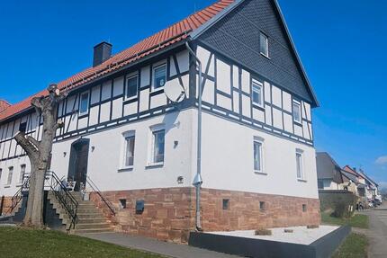 DreiseitenhofFamilienhaus neu renoviert - Waldeck