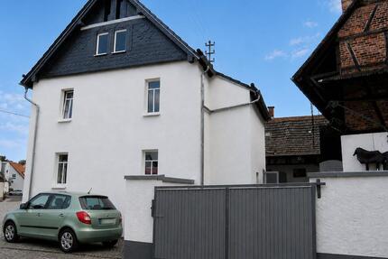 Hofreite Idstein-Heftrich- großer Innenhof, Scheune, Nebengebäude