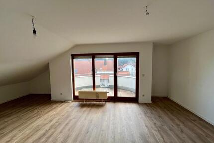 Sanierte Dachgeschosswohnung mit Balkon in Gschwend