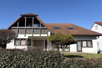 Geräumiges Zweifamilien-Haus in Bönnigheim