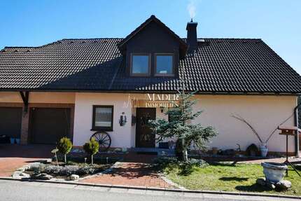 Haus zum Kaufen in Tettau 280.000,00 € 295 m²