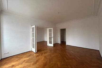 Großzügige 4-Raum-Altbauwohnung mit Balkon und Stellplatz - Zittau
