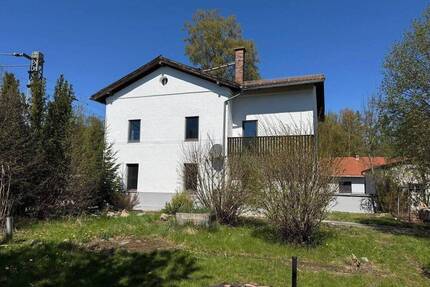 Ehemaliges Bahnwärterhaus mit großem Garten, 15 min mit der Bahn (22 min mit S-Bahn) nach München - Grafing/Bahnhof Grafing-Bahnhof