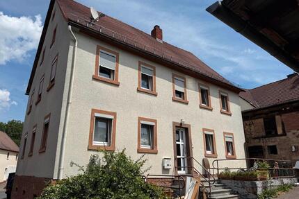 Raum für Ideen: Renovierungsbedürftiges Einfamilienhaus mit Scheu - Hausen