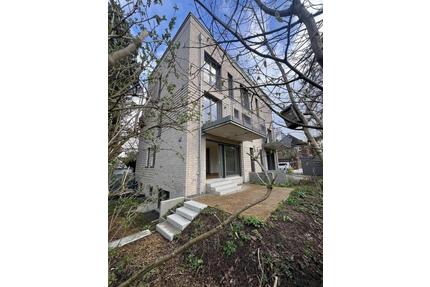 Geschmackvolle 6-Raum-Maisonette-Wohnung mit geh. Innenausstattung mit Balkon und EBK - Hamburg Altona