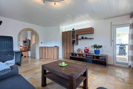 Gepflegte Hochparterre-Wohnung im 2-Fam-Haus mit eigenem Gartenanteil, Garage + Carport in Vöhringen