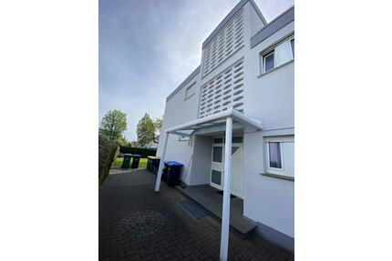 Charmante 4 12-Zimmer-Wohnung mit verglastem Balkon und Garten - Schloß Holte-Stukenbrock