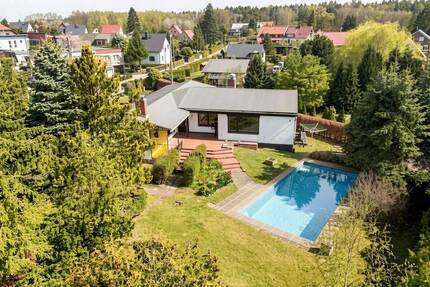 +++ Geräumiger Winkelbungalow! - mit Kamin, Pool und fantastischem Grundstück +++ - Wachau Feldschlößchen
