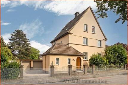 Exklusives Zweifamilienhaus mit zwei separaten Wohnebenen, 236,44 m² Wohnfläche, zwei Garagen - Duisburg Vierlinden