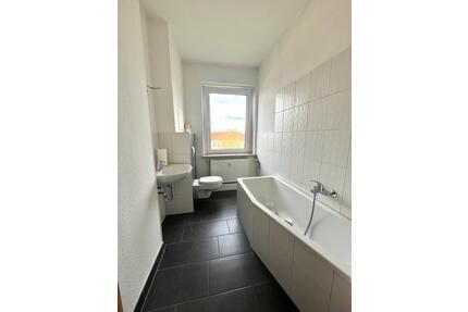 Helle 2-Zimmer-Wohnung mit Einbauküche und Stellplatz - Bitterfeld-Wolfen
