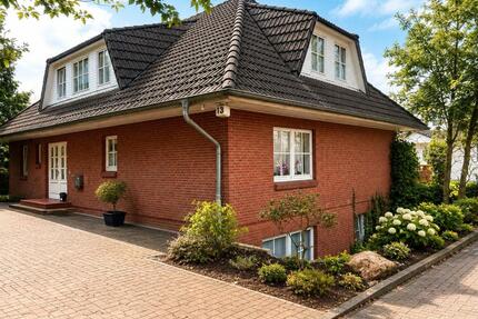 Gepflegtes Dreifamilienhaus mit 3 Garagen auf großem Grundstück - Henstedt-Ulzburg
