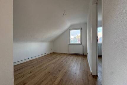 Sanierte 2-Zimmer-Dachgeschosswohnung mit neuem Bad in Ensheim - Saarbrücken-Halberg