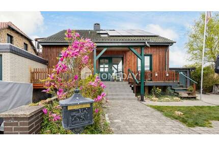 Großzügiges Familienglück: EFH mit Außenpool, Wellnessfaktor, Garagen, Terrasse und Wintergarten - Rühen Eischott