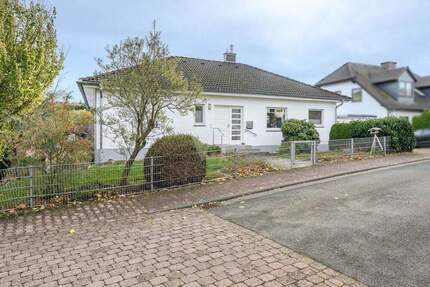 Gepflegter Familienbungalow mit Einliegerbereich, 2 Garagen in toller Blick- Wohnlage von Usingen
