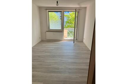 renovierte 1R Wohnung mit Balkon, Keller, Stellplatz, Küche, Bad - Greifswald